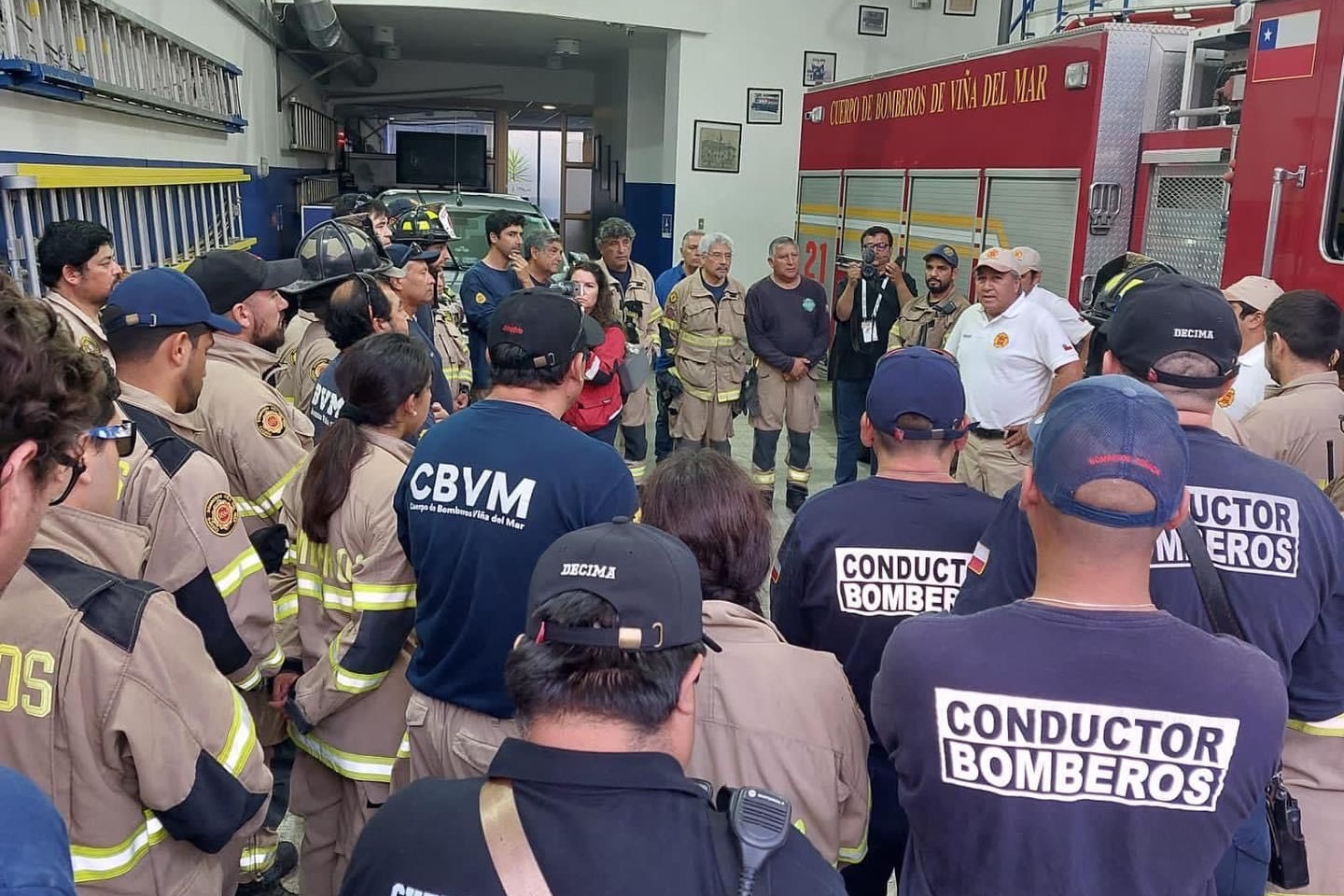 Bomberos de la Sexta Compañía de Concón inician su viaje para prestar ayuda en el combate contra los incendios que afectan a la VIII región