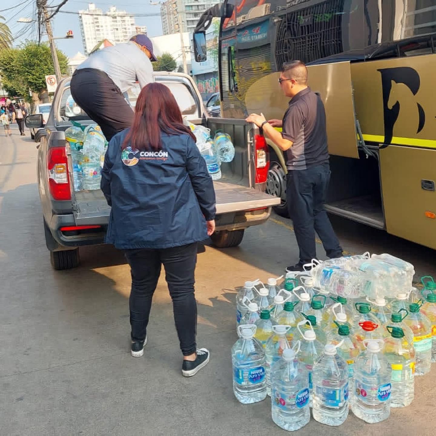 Bomberos de la Sexta Compañía de Concón inician su viaje para prestar ayuda en el combate contra los incendios que afectan a la VIII región