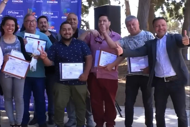 Autoridades felicitan a los nuevos profesionales en ceremonia de entrega de diplomas